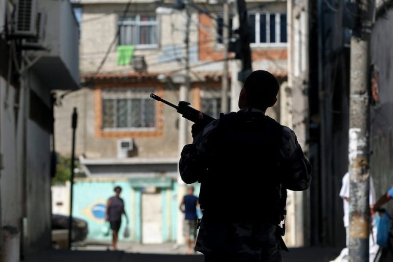 Βραζιλία: Σκηνικό πολέμου σε ληστεία – Πήραν όμηρους και τους έδεσαν στα αυτοκίνητα ως ανθρώπινες ασπίδες (βίντεο)