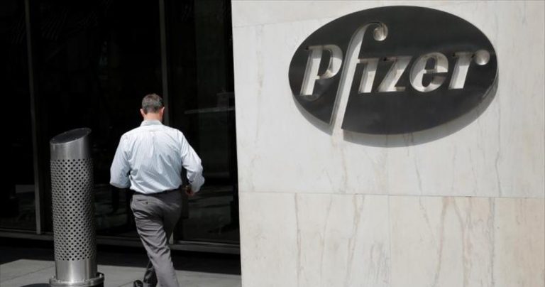 Η Pfizer θα απαιτήσει από τους εργαζομένους της να εμβολιαστούν