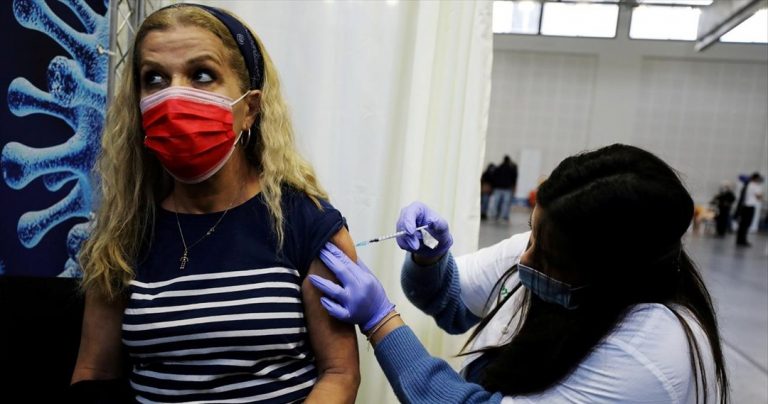 Τρίτη δόση εμβολίου και στους 40άρηδες