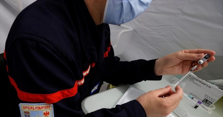 Εκστρατεία για 3η δόση εμβολίου σε ηλικιωμένους- ευάλωτους σχεδιάζει ο Μακρόν