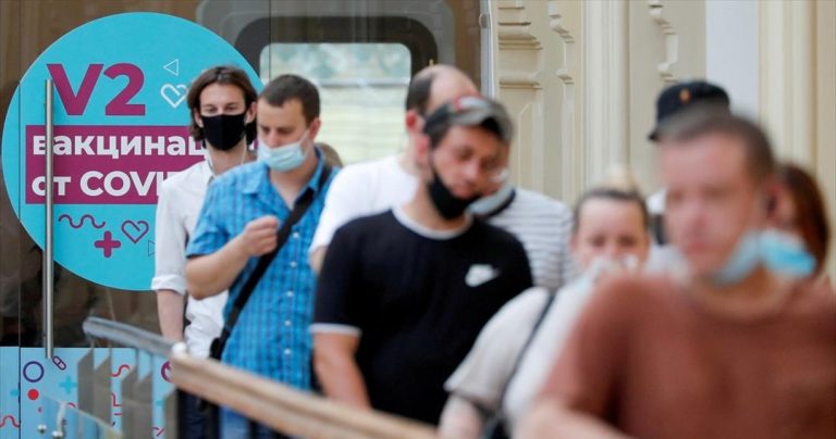 Εμβολιασμένοι 38,9 εκατ. άνθρωποι, δηλώνει ο υπ. Υγείας