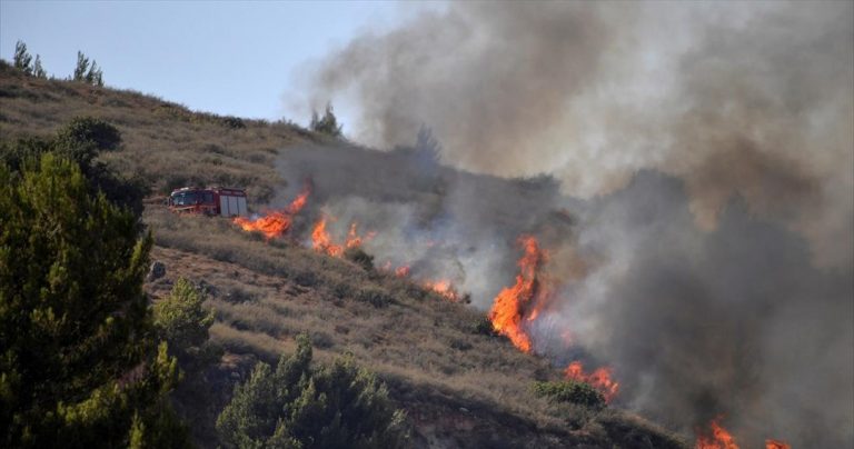 Πυρκαγιά στην πόλη Ρασάγια Αλ Φοχ, μετά τους βομβαρδισμούς του Ισραήλ