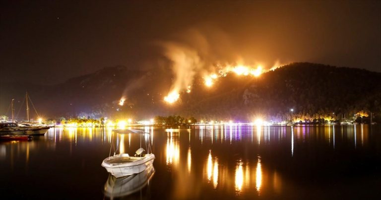 Εκατοντάδες άνθρωποι εκτός σπιτιών- Στα όρια θερμοηλεκτρικού σταθμού οι φλόγες