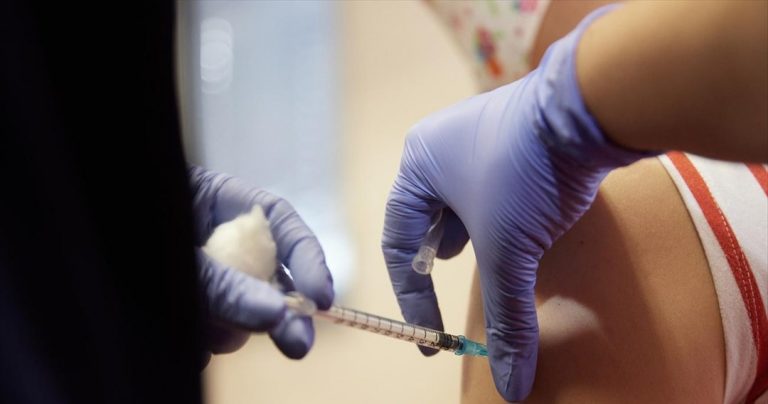 Αναμνηστική δόση σε όλους 8 μήνες μετά την ολοκλήρωση του εμβολιασμού