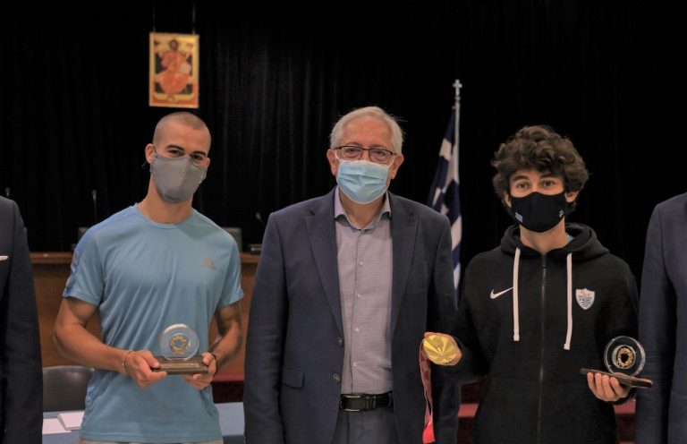 Ο Δήμαρχος Αμαρουσίου Θ. Αμπατζόγλου βραβεύει τον Παραολυμπιονίκη Αθ. Γκαβέλα και τον συνοδό του Σ. Γκαραγκάνη για το Χρυσό μετάλλιο και παγκόσμιο ρεκόρ στο Τόκιο (100μ Τ11) – Δήμος Αμαρουσίου