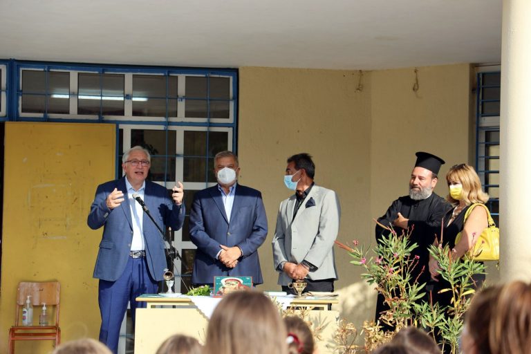 Ο Δήμαρχος Αμαρουσίου Θεόδωρος Αμπατζόγλου εγκαινιάζει το νέο γήπεδο ποδοσφαίρου (5×5) στο 18ο Δημοτικό Σχολείο – Δήμος Αμαρουσίου