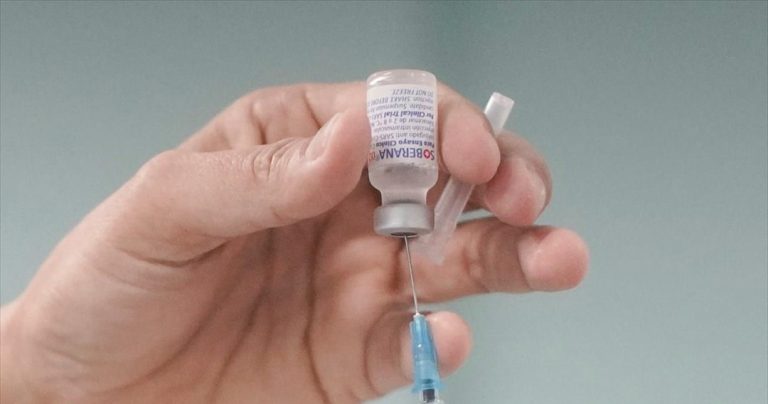 Τρίτη δόση σε εργαζόμενους υψηλού κινδύνου συνιστά η διευθύντρια CDC