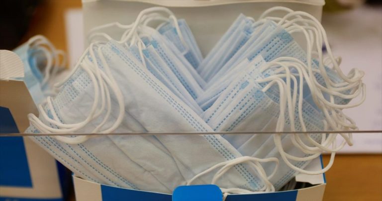 Διπλασιάζονται τα πρόστιμα για τους ταξιδιώτες που «ξέχασαν» τη μάσκα