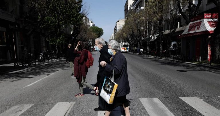 Η μάσκα μειώνει σημαντικά τη συμπτωματική λοίμωξη ειδικά μεταξύ ηλικιωμένων