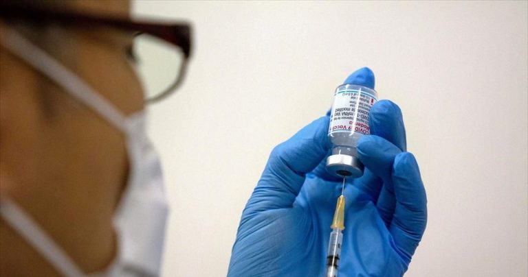 Ο πλήρης εμβολιασμός μειώνει στο μισό τη «μακρά Covid-19»