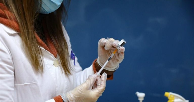 Οι περισσότεροι δεν χρειάζονται ενισχυτική δόση, λένε οι επιστήμονες
