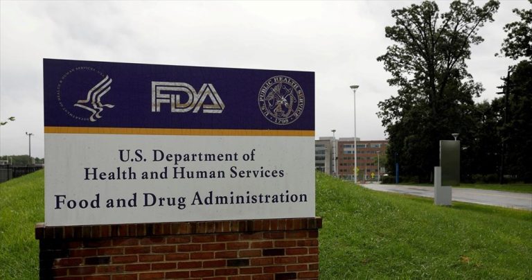 «Όχι» του FDA στην χορήγηση τρίτης δόσης εμβολίου στον γενικό πληθυσμό