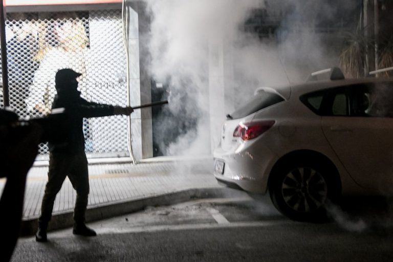 Ένταση στη Νίκαια – Ανταλλαγή «πυρομαχικών» μεταξύ αστυνομίας και ομάδας αγνώστων