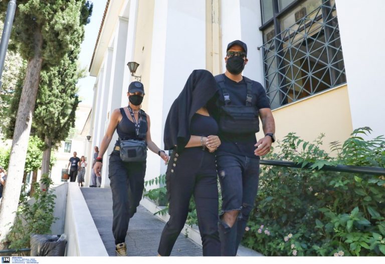 Βιτριόλι: «Έχει μετανιώσει, δεν γνώριζε τη ζημιά που θα της κάνει» δηλώνει συγγενής της κατηγορουμένης (βίντεο)
