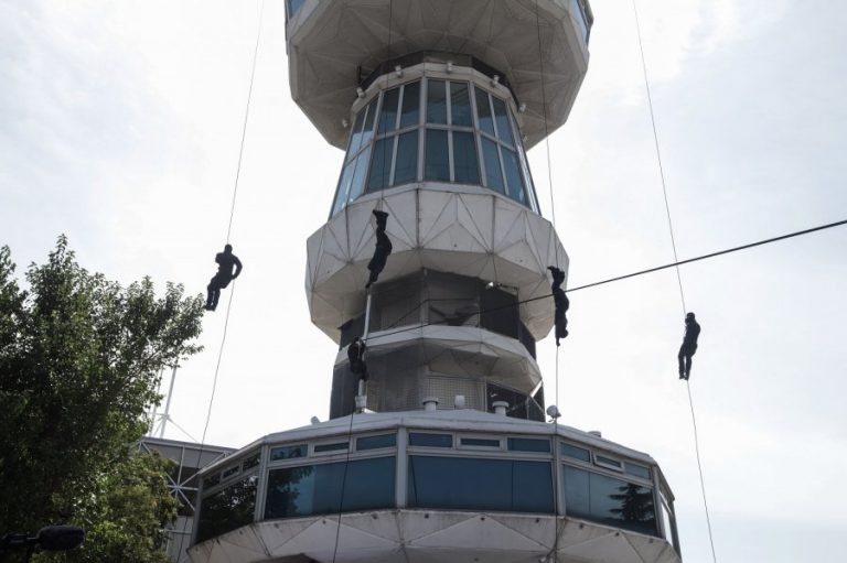 ΔΕΘ: Εντυπωσιακή επίδειξη από τους ΕΚΑμίτες στον πρωθυπουργό – Ο σκύλος της ΕΛΑΣ και ο… Peanut
