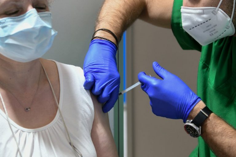 Εμβολιασμός: Προς τρίτη δόση σε όλους άνω των 60 ετών, ποια εμβόλια θα κάνουν (βίντεο)