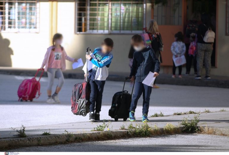 Επιτροπή Ανταγωνισμού: Αιφνιδιαστικοί έλεγχοι για τα «καπέλα» στις τιμές των σχολικών
