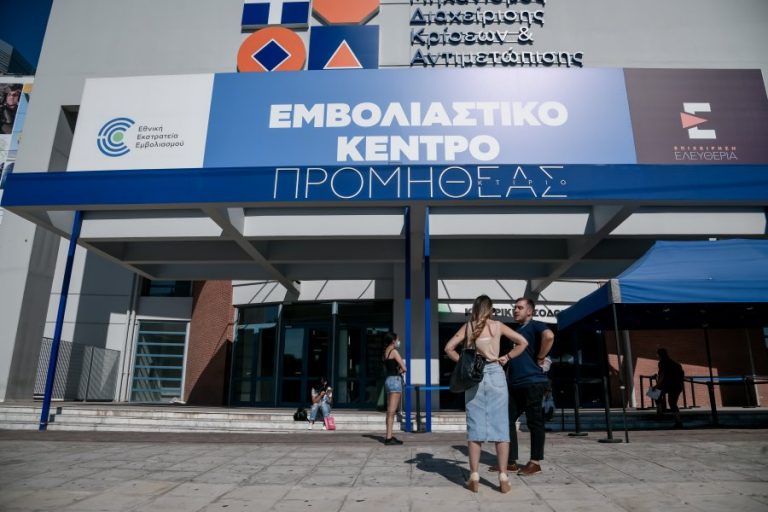 «Καμπανάκι» για τους νέους: «Εμβολιαστείτε – Το 1%-2% των παιδιών που θα κολλήσουν θα βρεθούν σε ΜΕΘ»