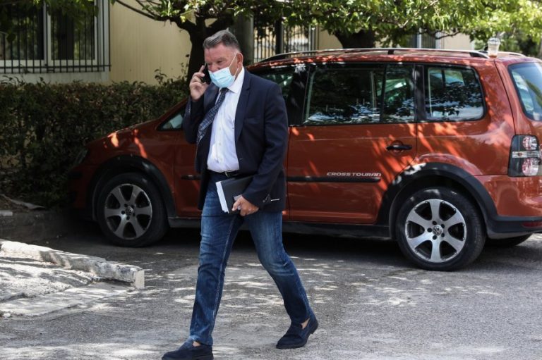 Κούγιας για ασφαλιστικά μέτρα και γραφείο τελετών: Προσβάλλεται η μνήμη του Μίκη Θεοδωράκη