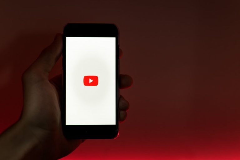 «Μπλόκο» από το YouTube στα βίντεο παραπληροφόρησης για τα εμβόλια