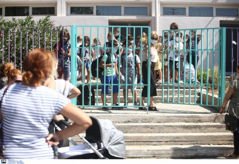«Παίρνουν μπρος» οι εμβολιασμοί των εφήβων – «Το σχολείο επιστρέφει στην κανονικότητα» λέει η Κεραμέως (βίντεο)