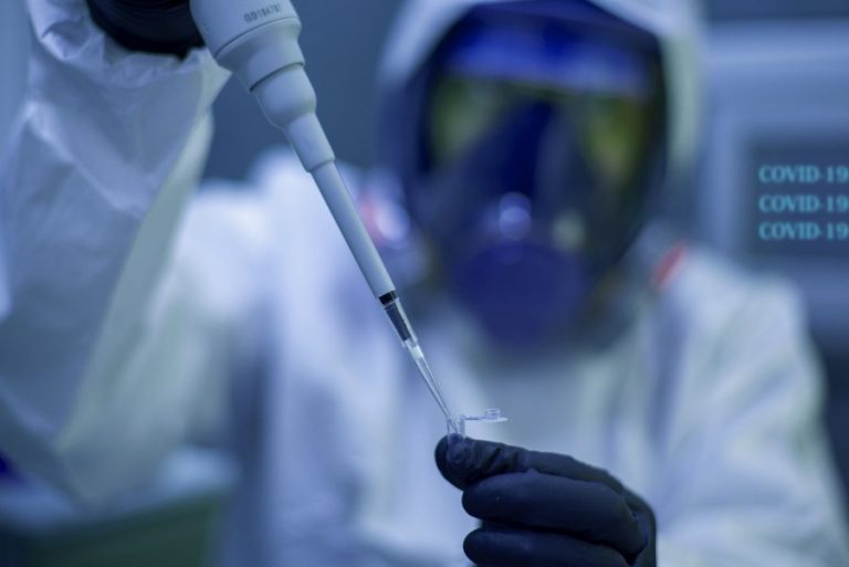 Πότε ένα εμβόλιο θεωρείται πειραματικό, και πόσο μας προστατεύει τελικά η μάσκα από τον κορονοϊό