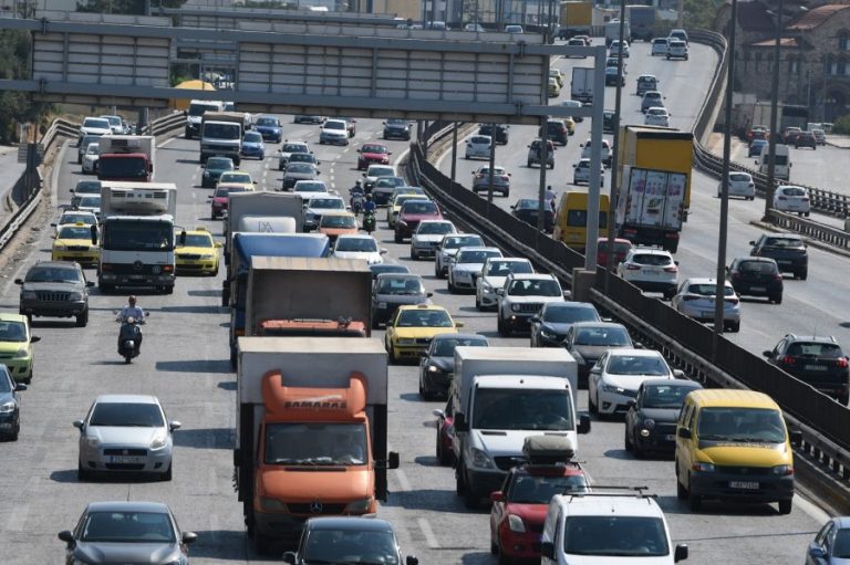 Σοβαρό τροχαίο με δύο τραυματίες, άνοιξε η Αθηνών – Κορίνθου