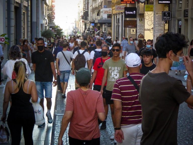 Τι αλλάζει από τη Δευτέρα σε εστίαση, εργασία, κλειστούς χώρους – Νέα κανονικότητα για τους ανεμβολίαστους