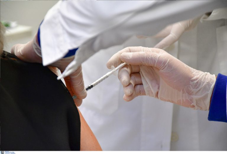 EMA: Πότε μπορεί να γίνεται η τρίτη δόση εμβολίου Pfizer και Moderna σε ανοσοκατεσταλμένους άνω των 18