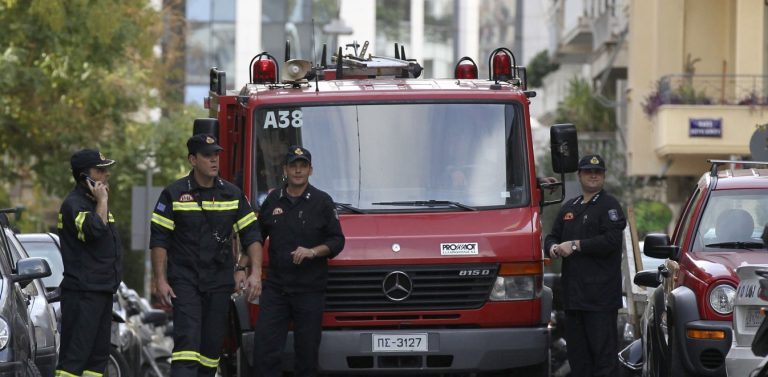 Μεγάλη πυρκαγιά σε μάντρα αυτοκινήτων στο Μαρούσι (φωτό κ βίντεο)