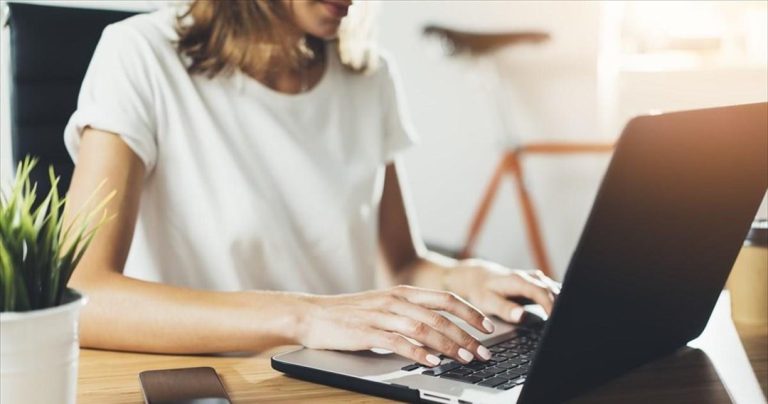 H κόπωση Zoom «χτυπά» γυναίκες και καινούργιους εργαζομένους