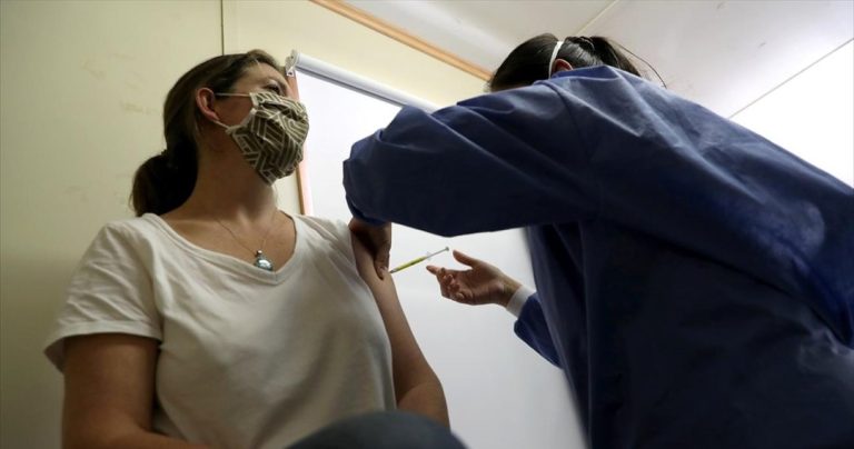 Οι ελαφρώς αυξημένες παρενέργειες από AstraZeneca και Pfizer