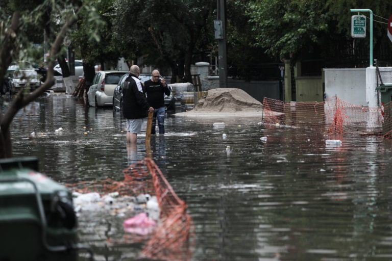 Κακοκαιρία «Μπάλλος»: «Πυρήνας καταιγίδων» από τον Σαρωνικό προς το κέντρο – Σε real time το σφυροκόπημα του καιρού (χάρτης, εικόνες)