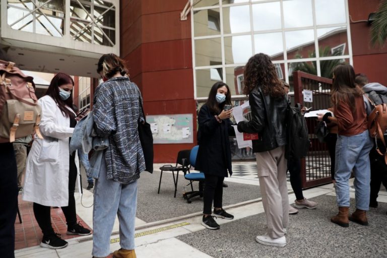 Κορονοϊός: Καμπανάκια για την εικόνα της πανδημίας – Το τείχος ανοσίας που δεν… ψηλώνει και η διασπορά του ιού