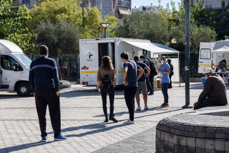 Κορονοϊός: Στα… όπλα η επιτροπή εμπειρογνωμόνων – Γιατί φοβούνται νέο κύμα και προτείνουν «μωβ περιοχές» και διπλές μάσκες (βίντεο)