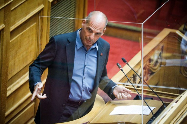 Κόντρα Βαρουφάκη-Χατζηδάκη στη Βουλή για τον εμβολιασμό
