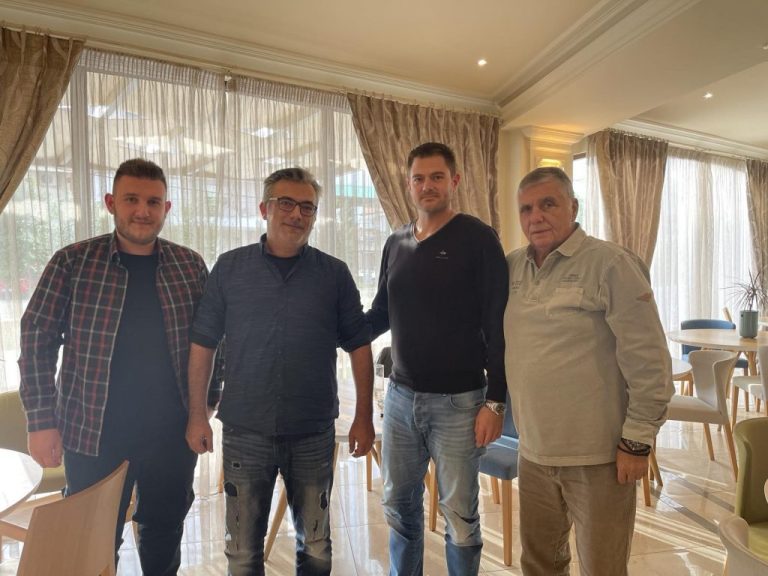 Ο πρόεδρος του Κ.ΕΛ.ΑΝ Γιώργος Τράγκας στο Σωματείο Ταξί Λάρισας