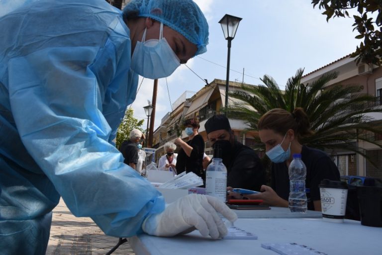 Ο χάρτης της διασποράς: Μειωμένα τα κρούσματα σε Αττική, Θεσσαλονίκη – Ανεμβολίαστοι το 88% των διασωληνωμένων