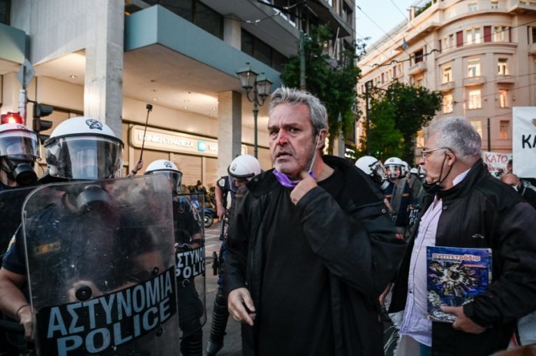 Τι λέει η ΕΛ.ΑΣ για τα χημικά στους εκπαιδευτικούς: «Αποκαταστήσαμε την κυκλοφορία των οχημάτων»