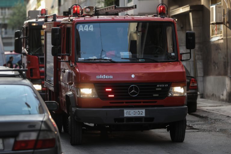 Φωτιά τώρα σε τράπεζα στο κέντρο της Αθήνας (βίντεο)