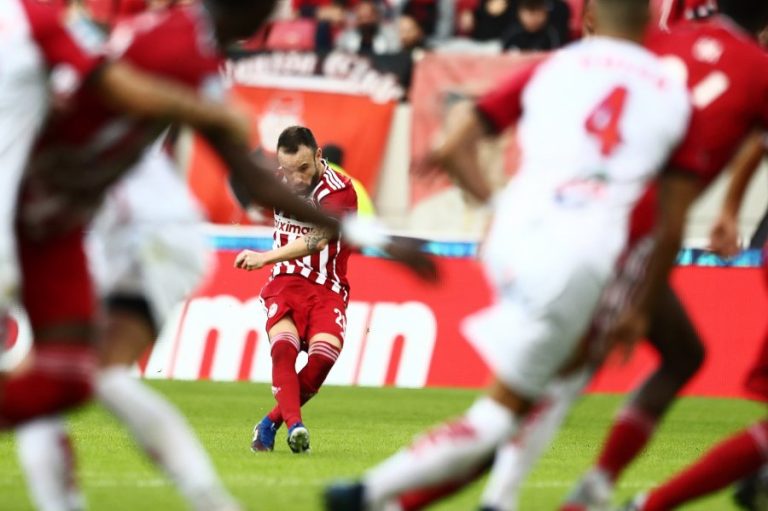 Super League: Ο Ολυμπιακός νίκησε τον Βόλο, δεύτερο σερί τρίποντο για τον Παναθηναϊκό