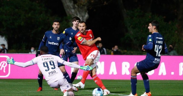 Διακωμώδηση του ποδοσφαίρου και διακοπή στο Μπελέμ
