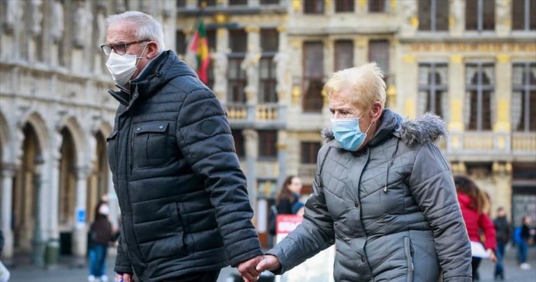Η Ευρώπη «κυνηγάει» τους ανεμβολίαστους για να βγάλει το χειμώνα