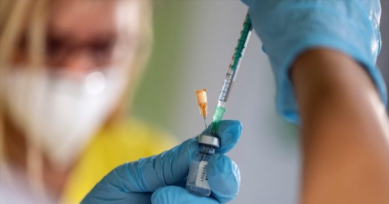 Μειωμένη η πιθανότητα επαναλοίμωξης σε όσους έχουν λάβει και mRNA εμβόλιο