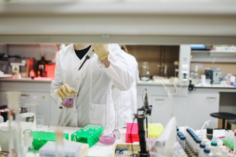 Ευχάριστη είδηση: Το πρώτο εμβόλιο για το Αλτσχάιμερ – Ξεκίνησε η δοκιμή του σε ασθενείς