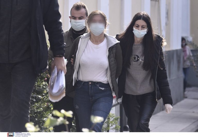 Η 49χρονη εικαστικός αρνείται ότι είχε όπλο στην επίθεση στο Χαλάνδρι: «Έστρεψαν το παιδί μου εναντίον μου» – Ειδήσεις