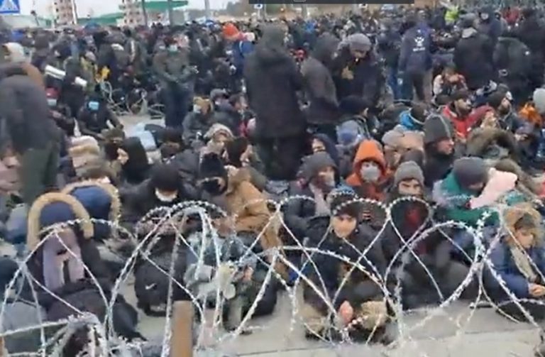 Η Πολωνία λέει ότι χιλιάδες μετανάστες και πρόσφυγες συγκεντρώνονται στα κλειστά σύνορα