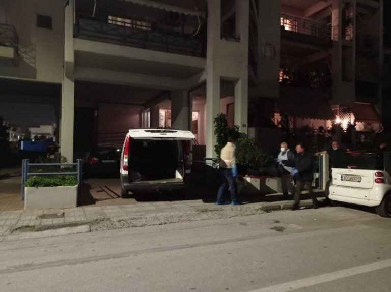 Θρίλερ στον Βόλο: Άφαντος ο δράστης που σκότωσε τη νονά του, το μυστήριο τηλεφώνημα στη σύζυγό του