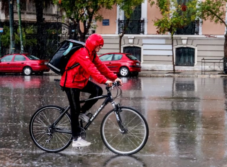 Καιρός σήμερα: Καταιγίδες, βροχές και χιόνια ανήμερα του Πολυτεχνείου