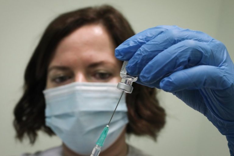 Κοντά στο εκατομμύριο τα ραντεβού για την 3η δόση εμβολίου